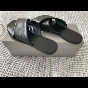BNIB size 6.5 Everlane soft leather sandal.